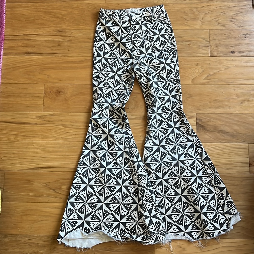 Like NEW FREE PEOPLE Float On Flare Jeans Black White Print US 25 (UK 4) - Picture 3 of 8